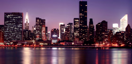 A soaring cityscape, iconic sights, and world-class entertainment make the Big Apple a great town for sparking big-time romance.